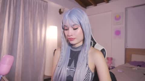 Cat independent model  online show from 09/17/25, 02:02