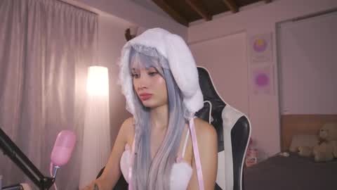 Cat independent model  online show from 09/27/25, 01:43