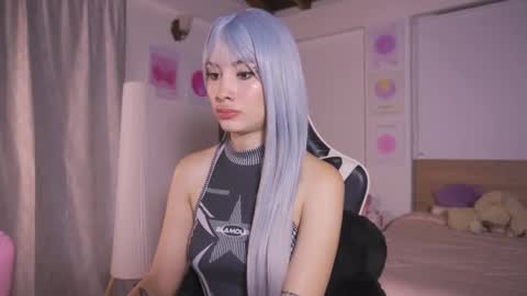 Cat independent model  online show from 10/19/25, 01:17