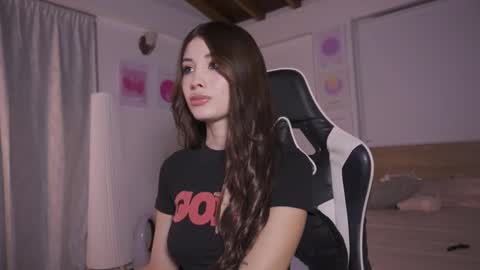 Cat independent model  online show from 11/11/25, 02:33