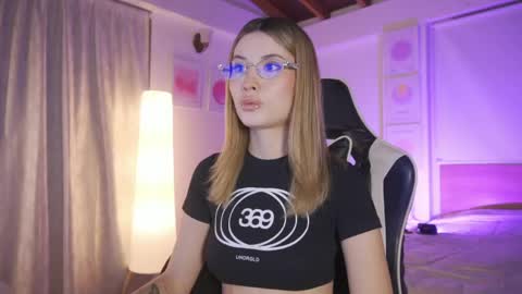 Cat independent model  online show from 05/06/26, 02:08