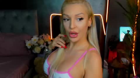 Snapshot of sweettheaa_ chatting on 09/24/25, 05:05 Jessica online show from 09/24/25, 05:05