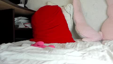 Snapshot of sweety_cum chatting on 12/20/24, 10:43 Mia online show from 12/20/24, 10:43