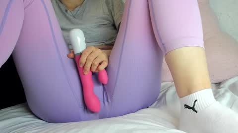 Snapshot of sweety_cum chatting on 12/22/24, 07:10 Mia online show from 12/22/24, 07:10