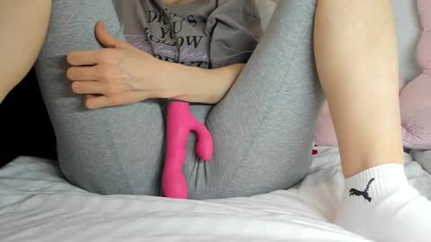 Snapshot of sweety_cum chatting on 12/26/24, 10:52 Mia online show from 12/26/24, 10:52