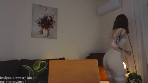 Snapshot of sweetykitty_x chatting on 11/17/25, 11:38 Jenny give it a sub online show from 11/17/25, 11:38