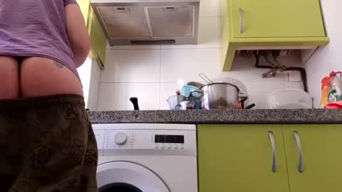 Snapshot of sweetywhity2 chatting on 01/12/25, 03:14 Silvia online show from 01/12/25, 03:14