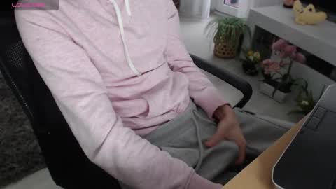 Snapshot of swetlittleboy4u chatting on 12/05/25, 08:01 SwetLittleBoy4u online show from 12/05/25, 08:01