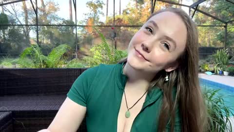 Snapshot of syndica chatting on 12/22/25, 09:23 Jennah online show from 12/22/25, 09:23