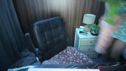 Snapshot of szaplayz chatting on 03/04/25, 10:57 Jenny online show from 03/04/25, 10:57