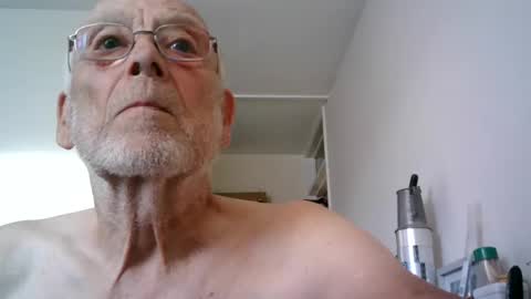 Snapshot of t11gger2 chatting on 08/04/26, 06:43 James online show from 08/04/26, 06:43