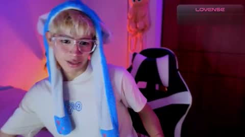 Snapshot of taichi_bluy chatting on 12/18/25, 07:03 taichi online show from 12/18/25, 07:03