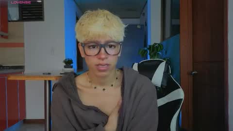 Snapshot of taichi_bluy chatting on 02/16/26, 09:00 taichi online show from 02/16/26, 09:00