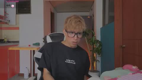 Snapshot of taichi_bluy chatting on 02/19/26, 05:20 taichi online show from 02/19/26, 05:20