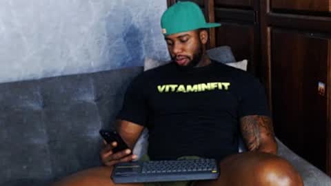 Tairon Tucke online show from 01/09/25, 04:30