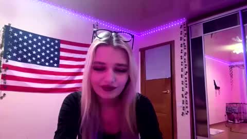 Snapshot of taitebinner chatting on 03/08/26, 07:06 Mia online show from 03/08/26, 07:06