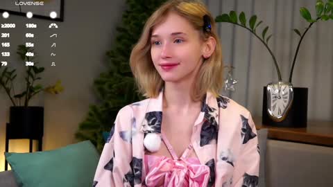 Snapshot of taitehambelton chatting on 01/26/25, 12:05 Mia online show from 01/26/25, 12:05
