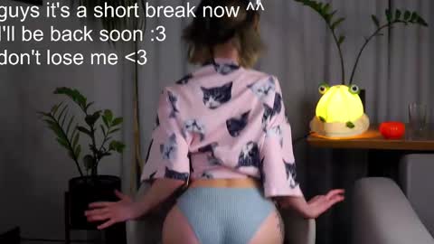 Snapshot of taitehambelton chatting on 02/25/25, 04:03 Mia online show from 02/25/25, 04:03