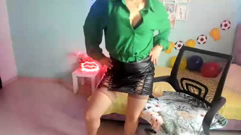 Snapshot of talia_mystic chatting on 06/18/26, 12:42 Talia mia online show from 06/18/26, 12:42