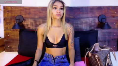 Snapshot of tamara_sanz1 chatting on 04/24/26, 11:01 online show from 04/24/26, 11:01
