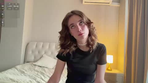 Snapshot of tannaringquist chatting on 04/19/26, 01:49 Mia online show from 04/19/26, 01:49