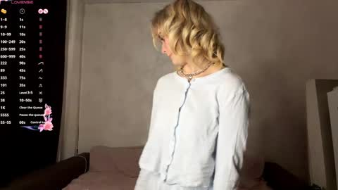 Snapshot of tannaringquist chatting on 05/05/26, 03:14 Mia online show from 05/05/26, 03:14