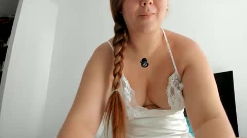 Snapshot of tara__ chatting on 04/19/26, 02:05 tara__ online show from 04/19/26, 02:05