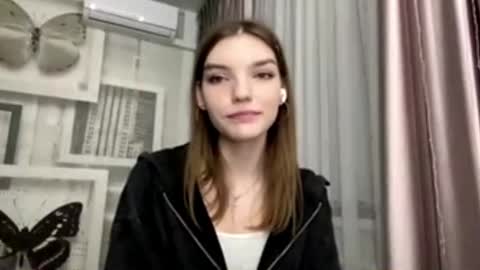 Snapshot of tarahmelaun chatting on 02/25/26, 07:12 Mia online show from 02/25/26, 07:12