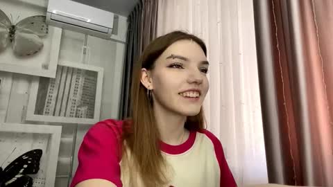 Snapshot of tarahmelaun chatting on 03/01/26, 09:22 Mia online show from 03/01/26, 09:22