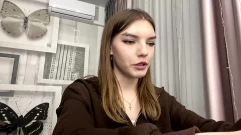 Snapshot of tarahmelaun chatting on 03/05/26, 04:03 Mia online show from 03/05/26, 04:03