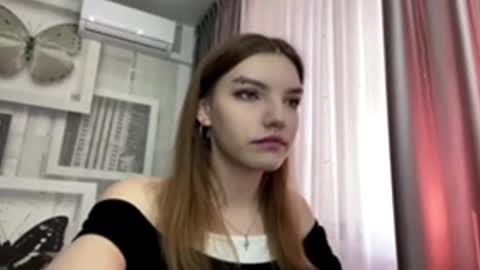 Snapshot of tarahmelaun chatting on 03/08/26, 09:13 Mia online show from 03/08/26, 09:13