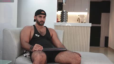 Snapshot of tarek_dan chatting on 10/10/25, 01:04 Tarek online show from 10/10/25, 01:04