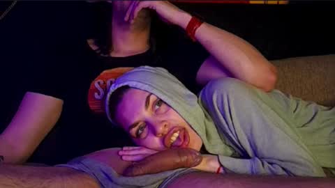 T  J   online show from 11/08/25, 09:09