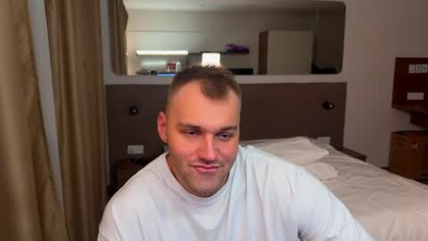 Snapshot of tasty_justin chatting on 11/19/25, 06:08 My shows 2100500 UTC3 online show from 11/19/25, 06:08