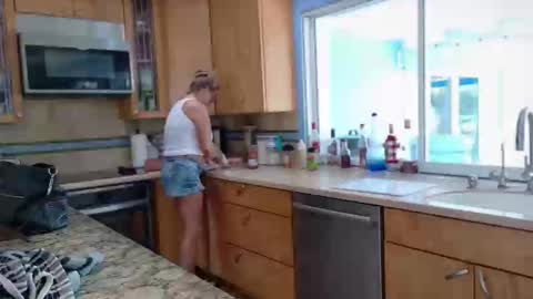 Snapshot of tastycupcake69 chatting on 02/18/26, 06:15 veronicabrian online show from 02/18/26, 06:15