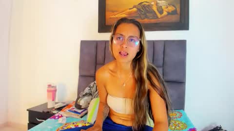 Snapshot of tatiana_valencia chatting on 05/05/26, 01:19 Tati online show from 05/05/26, 01:19