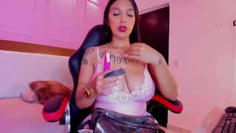 Snapshot of tatilarson chatting on 02/11/26, 01:16 TATI online show from 02/11/26, 01:16