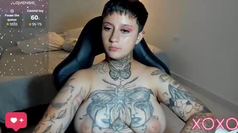 Snapshot of tatoo_girl chatting on 10/25/25, 09:42 jess online show from 10/25/25, 09:42