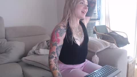 Snapshot of tattoobbgirl chatting on 10/28/25, 03:36 tattoobbgirl online show from 10/28/25, 03:36