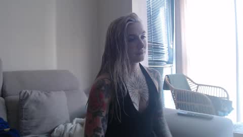 Snapshot of tattoobbgirl chatting on 12/17/25, 01:50 tattoobbgirl online show from 12/17/25, 01:50