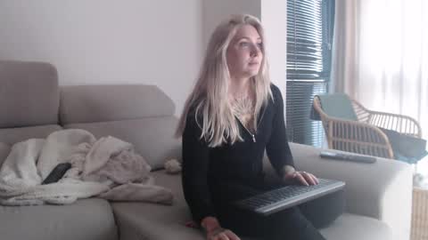 Snapshot of tattoobbgirl chatting on 12/18/25, 04:13 tattoobbgirl online show from 12/18/25, 04:13