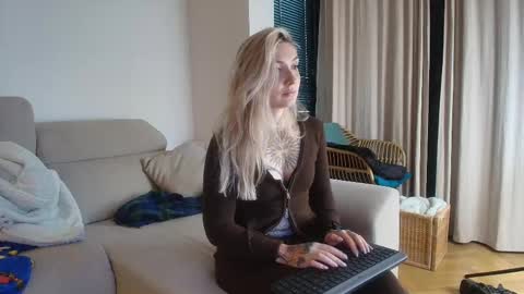 Snapshot of tattoobbgirl chatting on 01/15/26, 04:11 tattoobbgirl online show from 01/15/26, 04:11