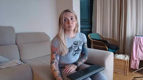 Snapshot of tattoobbgirl chatting on 01/17/26, 04:11 tattoobbgirl online show from 01/17/26, 04:11