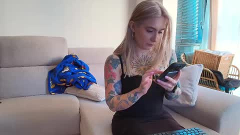Snapshot of tattoobbgirl chatting on 03/23/26, 01:37 tattoobbgirl online show from 03/23/26, 01:37
