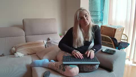 Snapshot of tattoobbgirl chatting on 04/10/26, 01:49 tattoobbgirl online show from 04/10/26, 01:49