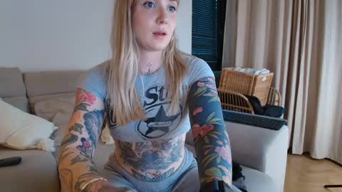 Snapshot of tattoobbgirl chatting on 04/16/26, 06:52 tattoobbgirl online show from 04/16/26, 06:52