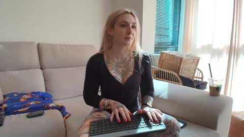 Snapshot of tattoobbgirl chatting on 05/01/26, 03:49 tattoobbgirl online show from 05/01/26, 03:49