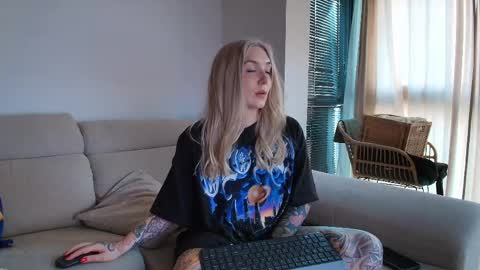 Snapshot of tattoobbgirl chatting on 05/13/26, 06:27 tattoobbgirl online show from 05/13/26, 06:27