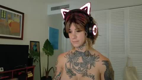 Snapshot of tattooed_natalia chatting on 01/14/25, 03:04 Natalia 3 online show from 01/14/25, 03:04