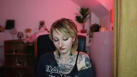 Snapshot of tattooedblondee18 chatting on 06/23/26, 06:17 TattooedBlonde18 online show from 06/23/26, 06:17